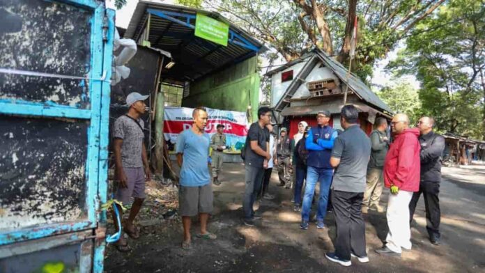 tinjau sampah pasar tradisional