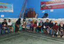 Warga Mangkubumi Tasikmalaya antri beras bantuan