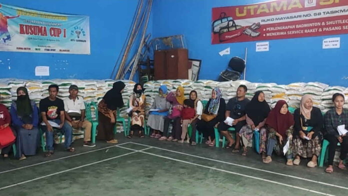 Warga Mangkubumi Tasikmalaya antri beras bantuan