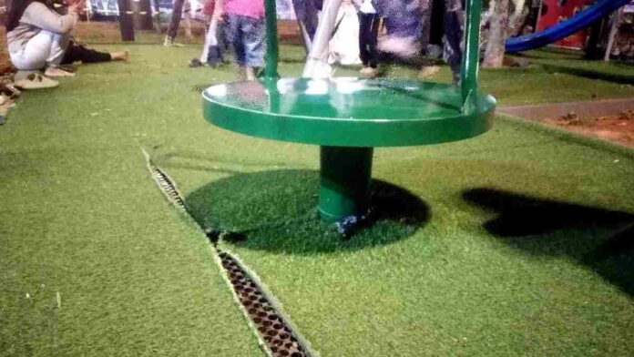 Karpet rumput sintetis