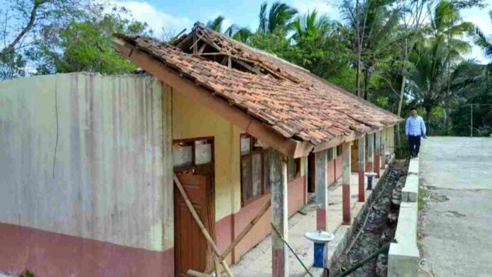 Ruang kelas Pangandaran ambruk