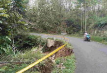 Bahu Jalan Cigugur Langkaplancar Pangandaran Longsor, Pengguna Jalan Mesti Waspada