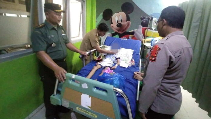Camat dan Danramil Jenguk AL di RSUD Kota Banjar