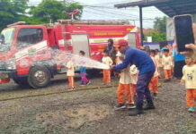 Damkar Banjarsari Ciamis Berikan Edukasi ke Siswa Kober Cara Padamkan Api