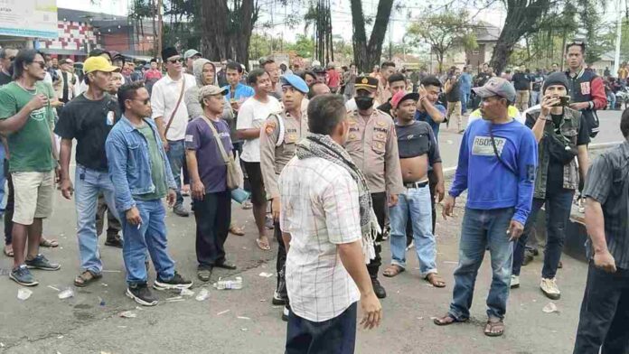 Demo Tolak Pinjaman ke Bank Memanas, Massa Jebol Pagar Gedung DPRD Pangandaran