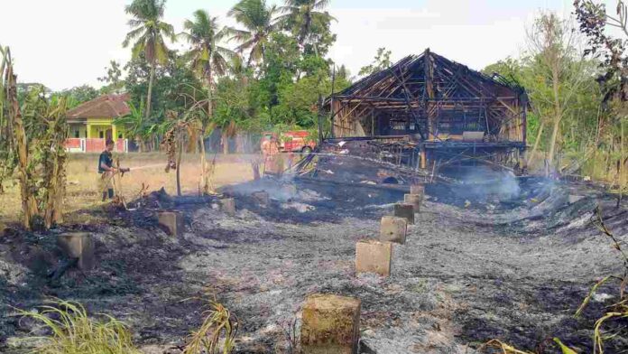 Diduga Bakar Sampah Sembarangan, Kandang Ayam di Sukamukti Ciamis Nyaris Habis Terbakar