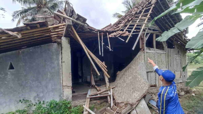 Diguyur Hujan, Rumah Warga Kertahayu Ciamis Ambruk