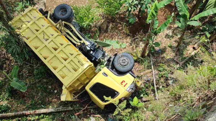 Ditumpangi Ayah dan Anak, Dump Truk di Tasikmalaya Masuk Jurang