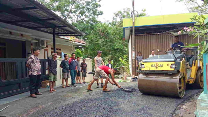 Jalan Lingkungannya Diaspal Hotmix, Warga RW 01 Desa Handapherang Ciamis Sumringah