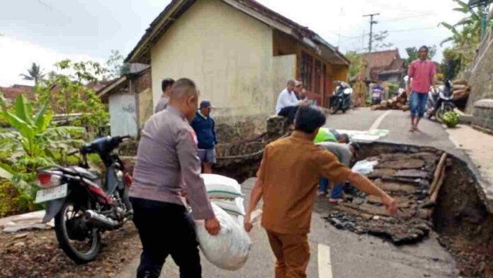 Jalan Penghubung Dua Desa ambles