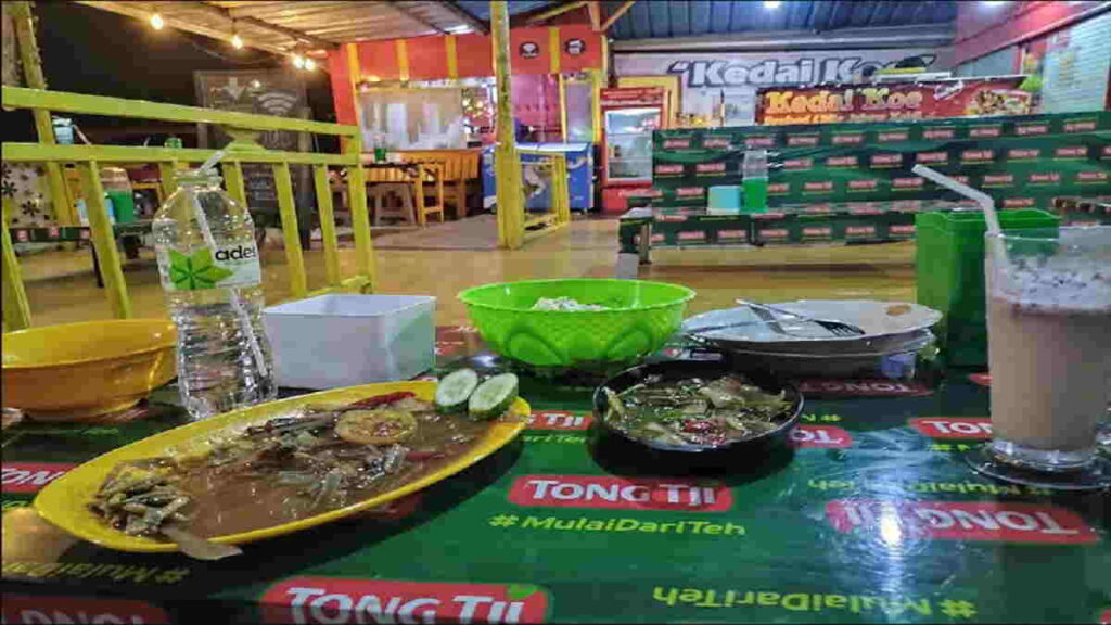 Kedai Makanan Pinggir Jalan di Indramayu