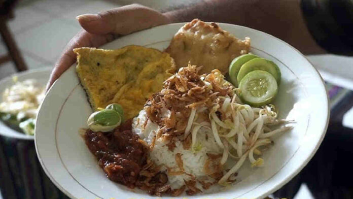 Kedai Makanan Pinggir Jalan di Kuningan