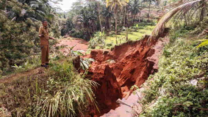 Saluran Irigasi Nanggela di Cipaku