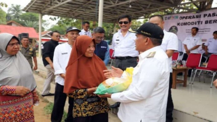 operasi pasar beras murah di Cipeundeuy Kabupaten Bandung Barat
