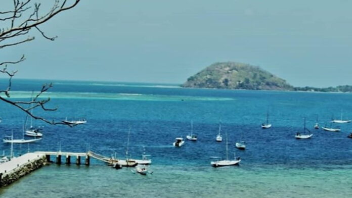 Pantai Mombhul Bawean