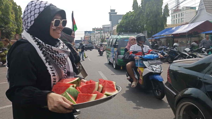 Penolong Janda dan Pejuang Bagi Bagi Semangka di Garut