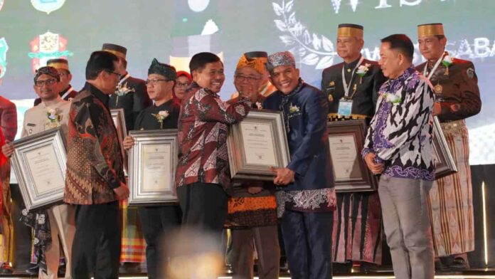 penyerahan pengharagaan Swasti Saba Wistara