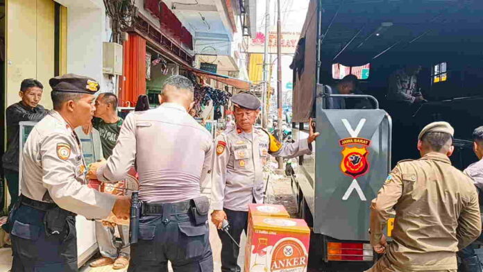 Polisi Temukan Truk Box Muatan Ribuan Botol Miras di Garut