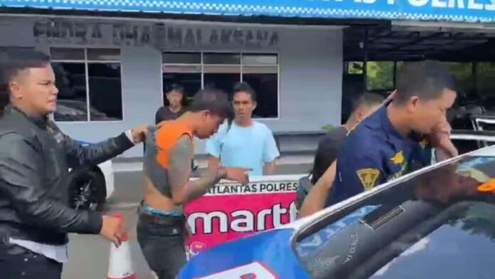 Preman Kampung Acungkan Sajam di Depan SD Garut