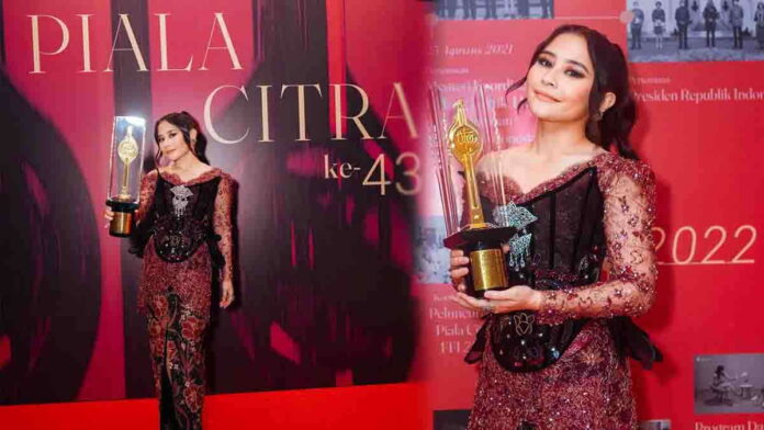 Prilly Latuconsina Menang Piala Citra
