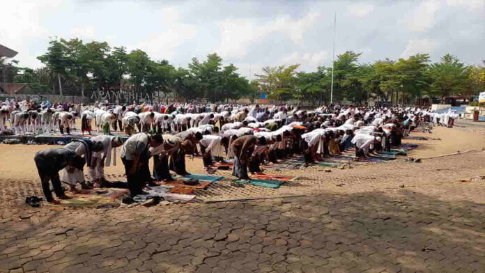 Ribuan Warga Sholat Istisqa