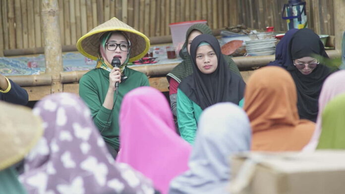 Rina Saadah mengunjungi KWT Cempaka III Rancah