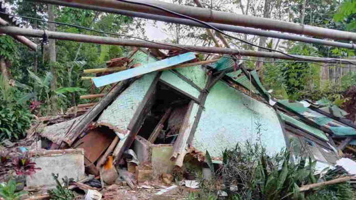 Rumah Nek Omoh di Ciamis Mendadak Ambruk