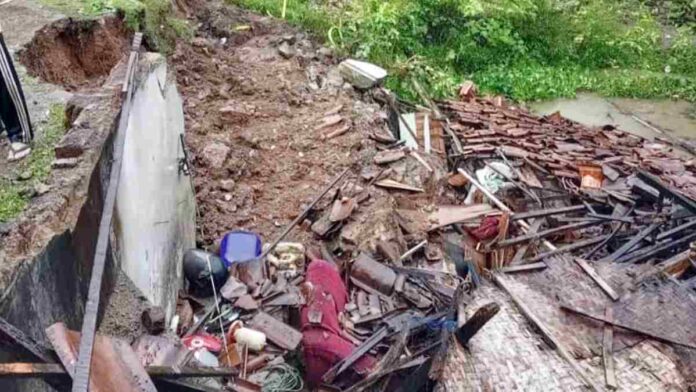 Tanah Amblas di Garut, Satu Gudang Ambruk