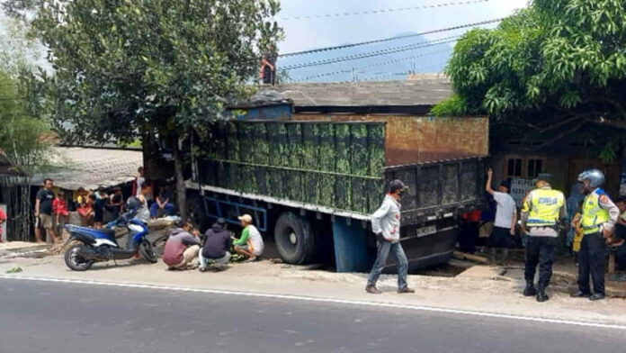 Truk Fuso hantam bengkel di Garut