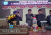 Walikota Banjar Dapat Bunga Kenangan dari DPRD