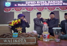 Walikota Banjar Dapat Bunga Kenangan dari DPRD