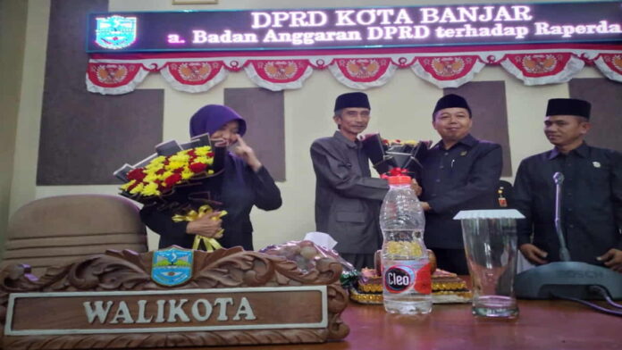 Walikota Banjar Dapat Bunga Kenangan dari DPRD