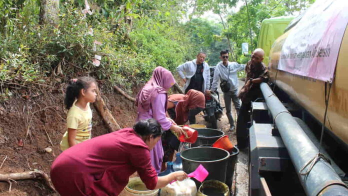 Warga Tamansari Kota Tasikmalaya antri bantuan air bersih