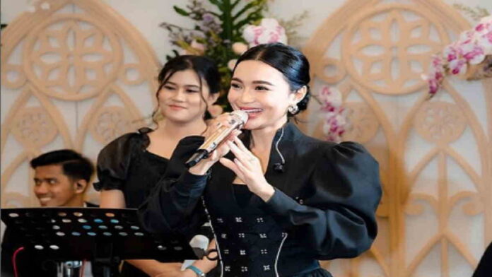 Wika Salim dan Aurelie Moeremans