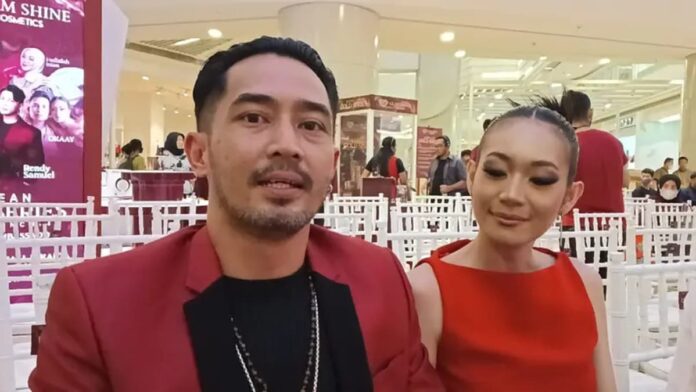Yama Carlos Gandeng Pacar Baru
