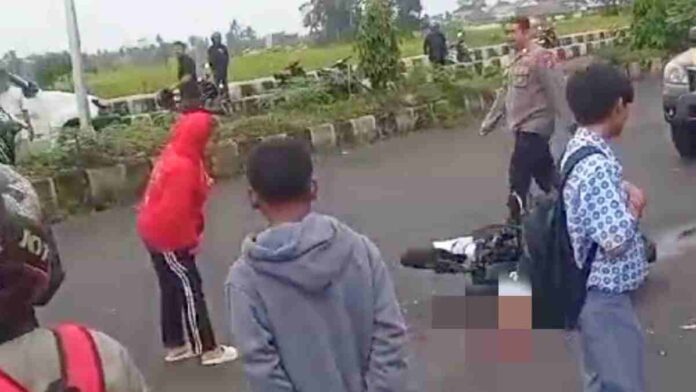 motor tabrak mobil