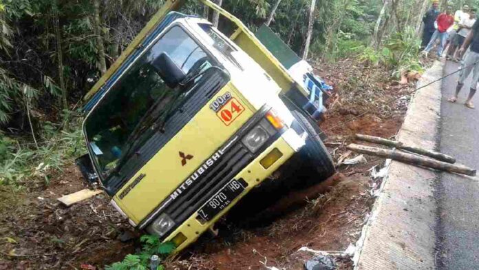 Truk masuk jurang Ciamis