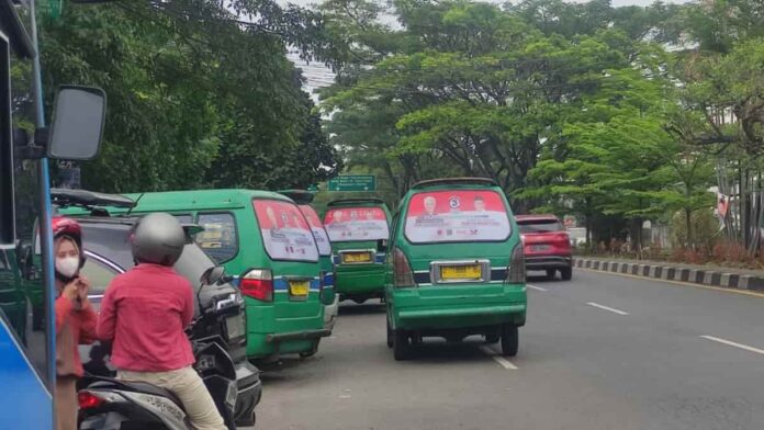 Pemasangan APK di angkot