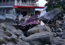 material bebatuan yang terbawa banjir bandang di Kabupaten Humbang Hasundutan Sumatera Utara