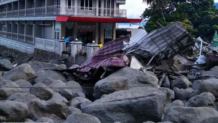 material bebatuan yang terbawa banjir bandang di Kabupaten Humbang Hasundutan Sumatera Utara