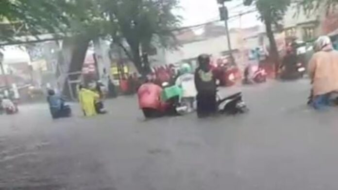 banjir sergap Jalan Amir Machmud di Kota Cimahi