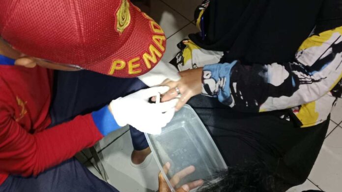 Cincin Tidak Bisa Lepas, Jari Manis Remaja di Ciamis Bengkak