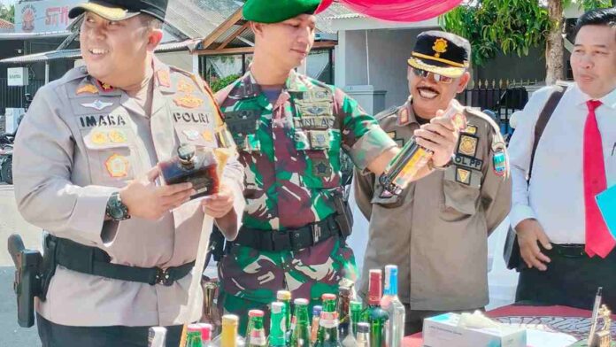 Cipta Kondisi Libur Nataru di Pangandaran, Dua Ribu Lebih Botol Miras Hasil Razia Dimusnahkan