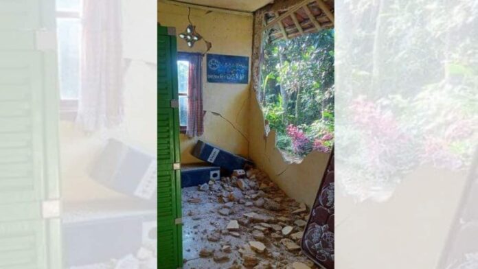Rumah warga di Kabupaten Sukabumi mengalami kerusakan akibat guncangan gempa