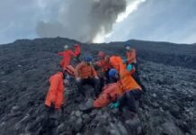 evakuasi korban meninggal akibat erupsi Gunung Marapi di Sumatera Barat
