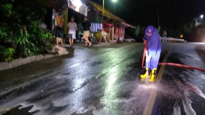 Gegara Tumpahan Solar, Pengendara Motor Berjatuhan di Jalan Cipaku Ciamis