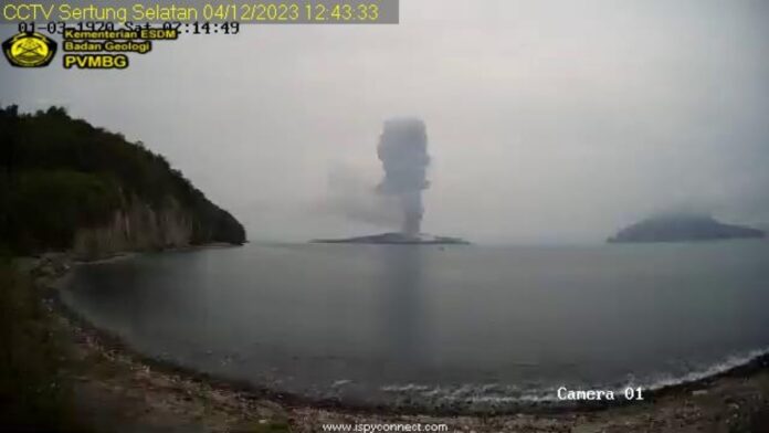 Gunung Anak Krakatau erupsi