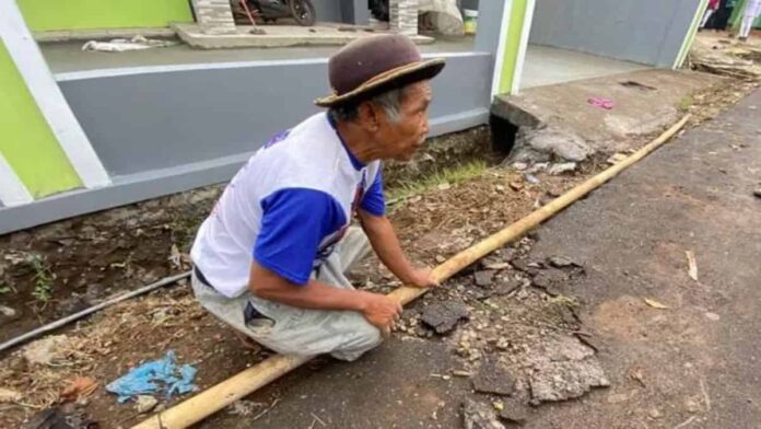 belum sepekan diperbaiki jalan penghubung di Desa Cipada kembali rusak