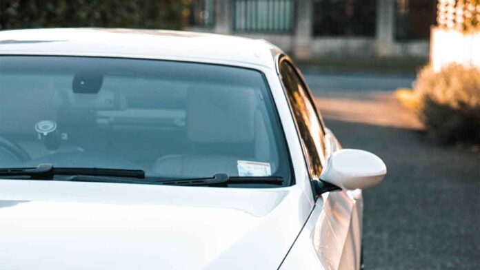 Kaca Mobil Berminyak, Tips Membersihkan Paling Efektif