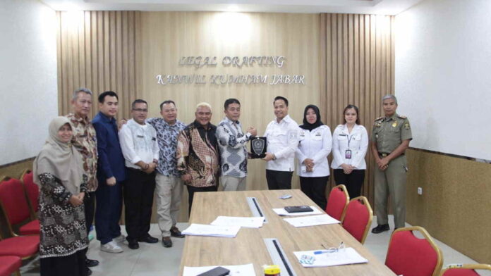 Kanwil Kemenkumham Jabar dan DPRD Sukabumi Harmonisasi 2 Raperda